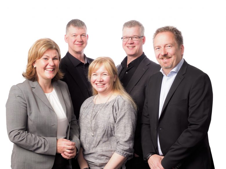 5 henkilön ryhmäkuva